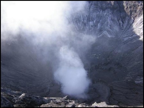 Bromovulkanen - udsigt ned i krateret 2